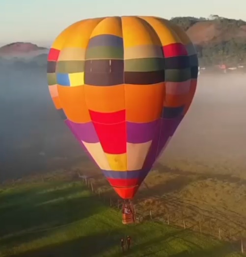 Tem novidade no ar: festa de 6 anos do Libertas Butiquim contará com voo cativo de balão; saiba mais!