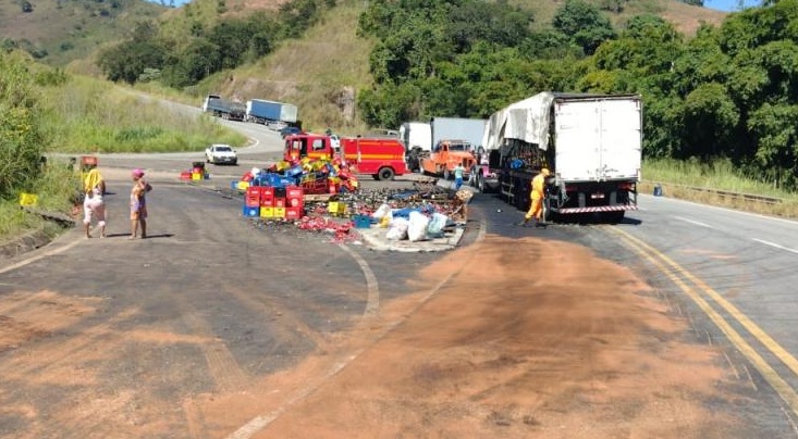 Após tombar na MG-120, carreta carregada com cerveja pega fogo; parte da carga é saqueada