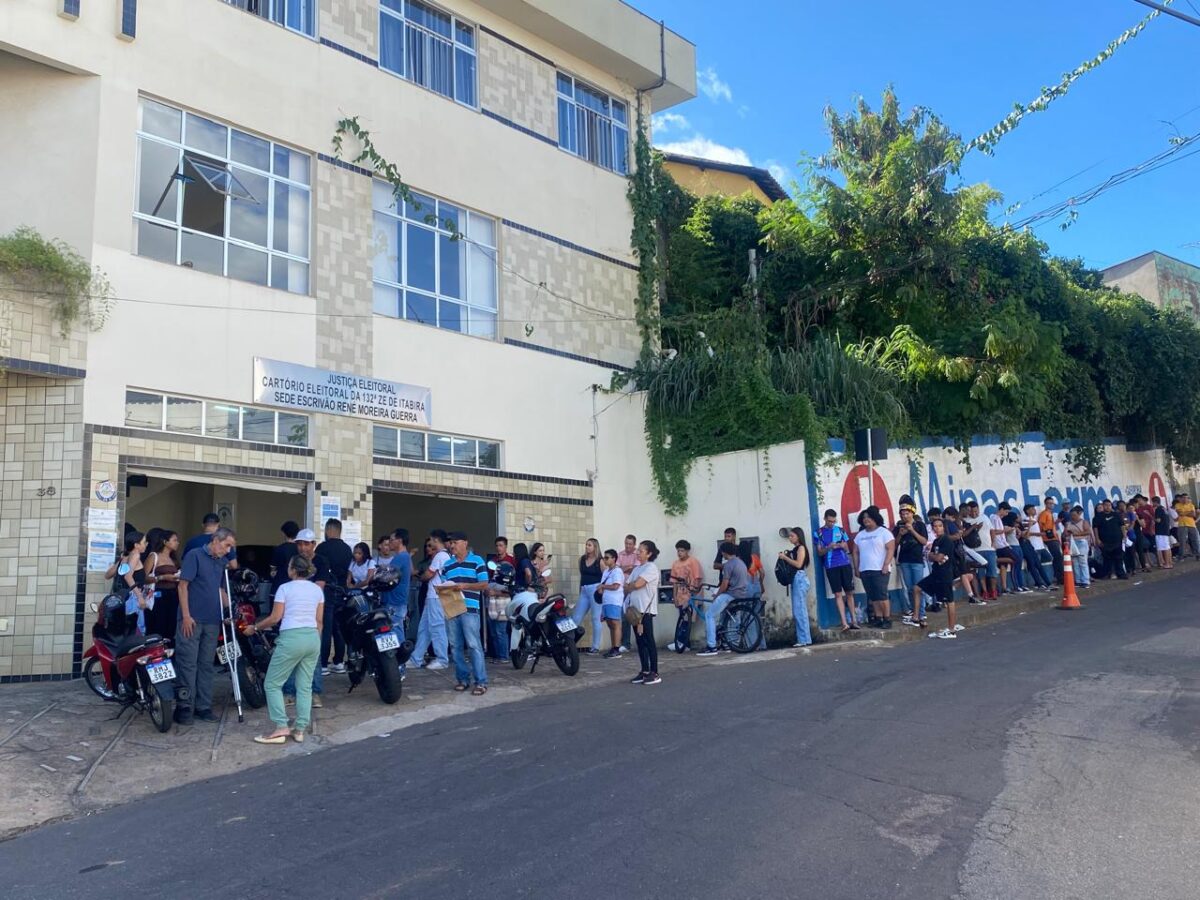 No último dia do prazo, itabiranos enfrentam enorme fila para regularizar título de eleitor 