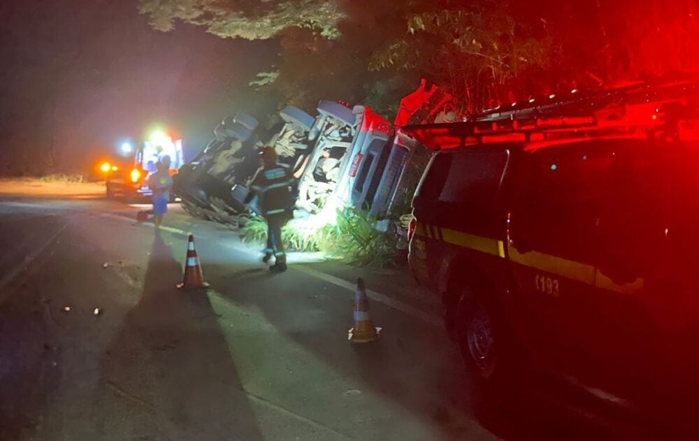 Homem fica preso às ferragens após carreta capotar na MG-129, em Ferros