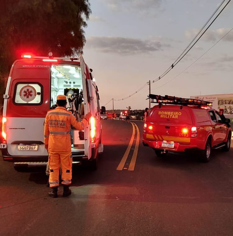 Motorista bêbado atropela crianças e foge sem prestar socorro; carro é incendiado por populares