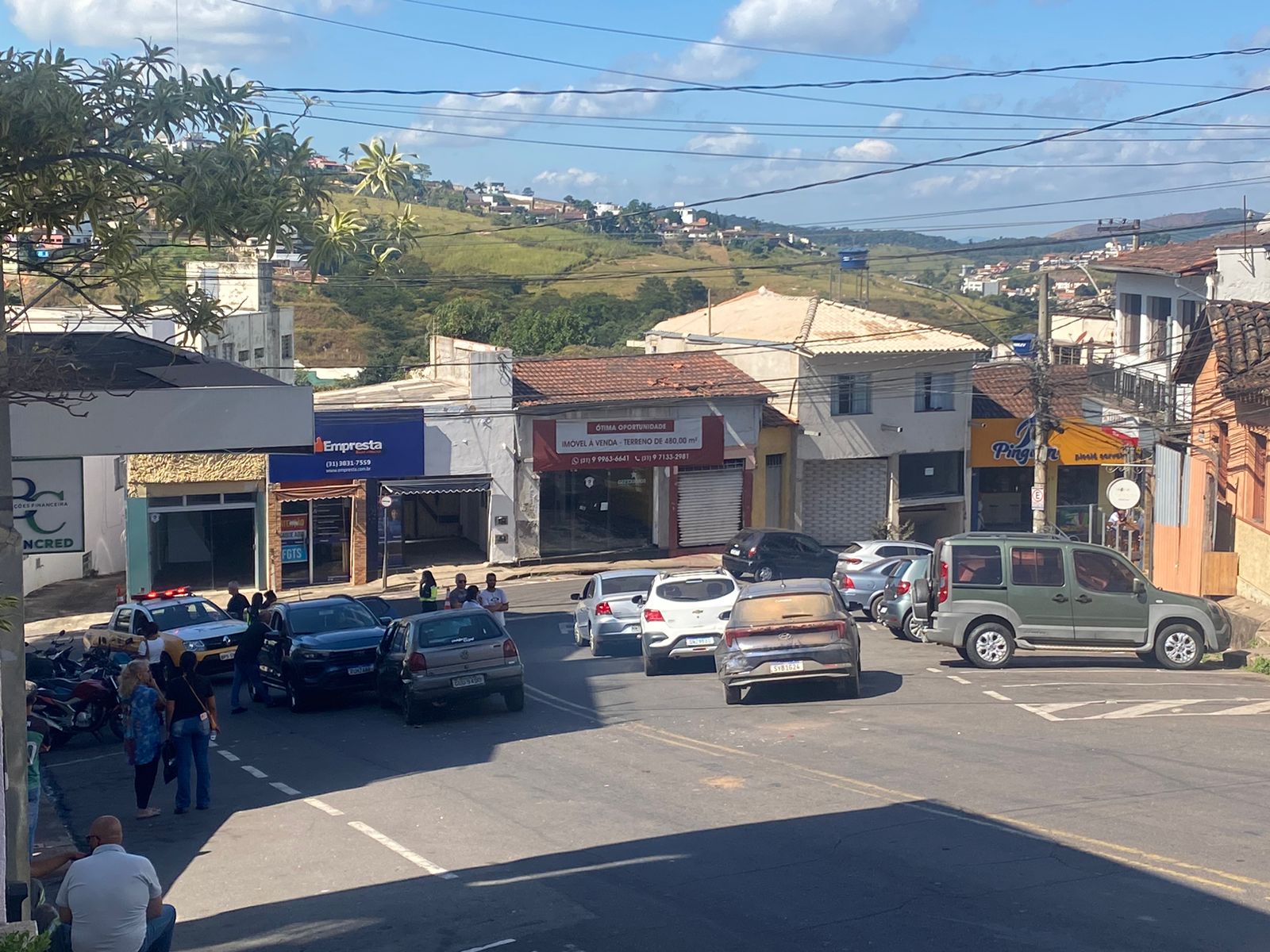 Carro perde freio na descida da rua Dom Prudêncio e colide com outros automóveis
