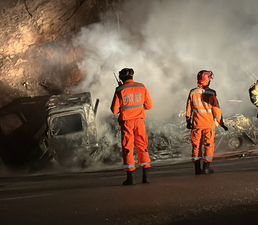 BR-381 segue interditada nos dois sentidos após acidente entre carro e caminhão