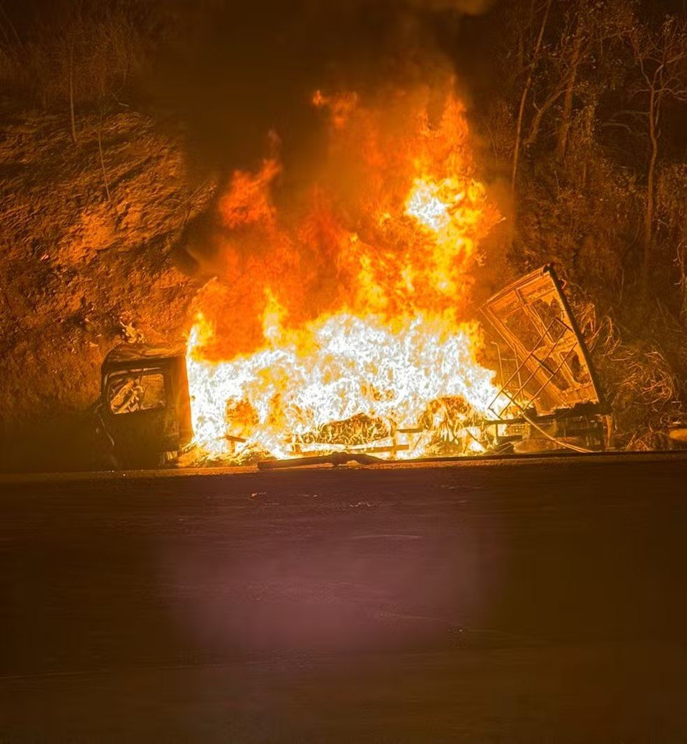 Acidente entre carro e caminhão causa incêndio e deixa duas vítimas fatais na BR-381