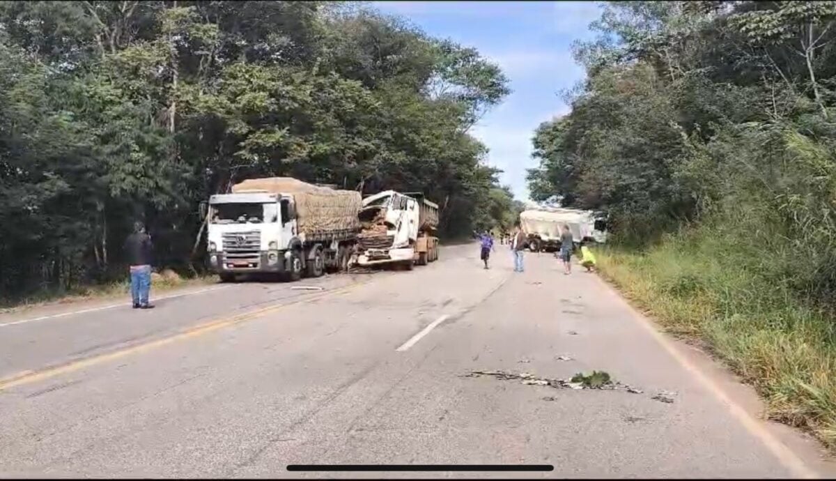 Acidente entre três caminhões e veículo de passeio deixa vítima fatal e interrompe o trânsito na MG-129