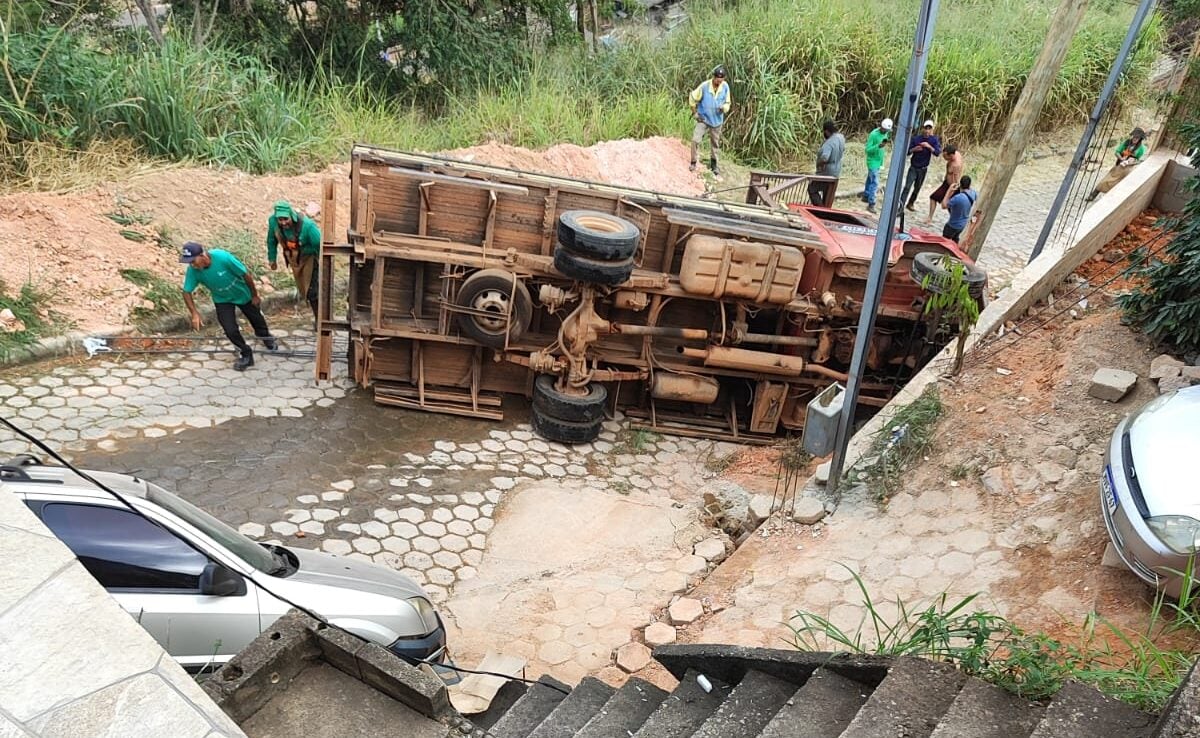 Motorista perde o controle e caminhão tomba no bairro Gabiroba, em Itabira