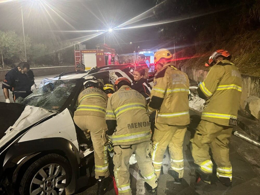Após capotar carro na MG-010, homem é resgatado em estado grave pelos bombeiros
