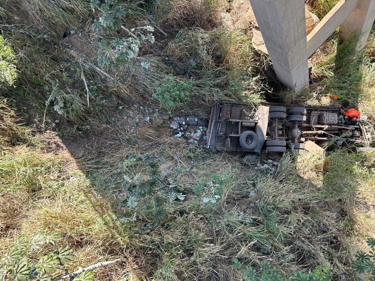 Motorista morre após caminhão cair de ponte em São Domingos do Prata