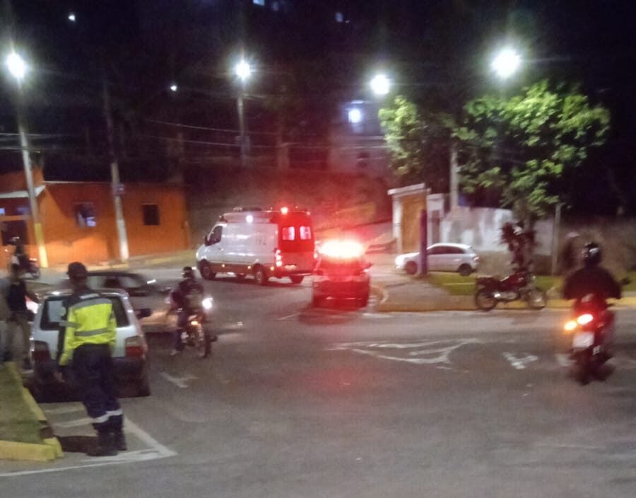Moto e carro colidem em rotatória da avenida Cristina Gazire, em Itabira
