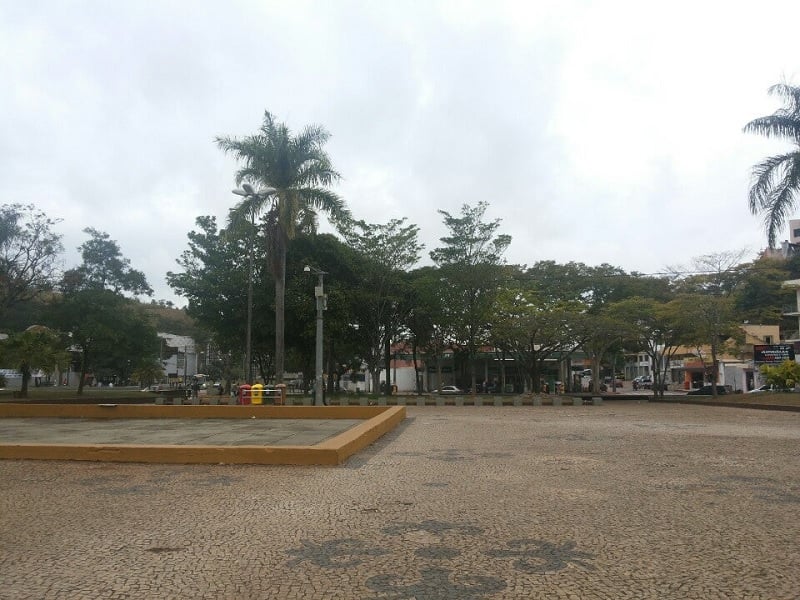 Prefeitura de Itabira informa sobre supressão de árvores mortas na praça Acrísio Alvarenga