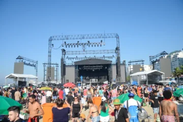 Fãs se aglomeram desde a manhã em frente a palco do show da Madonna