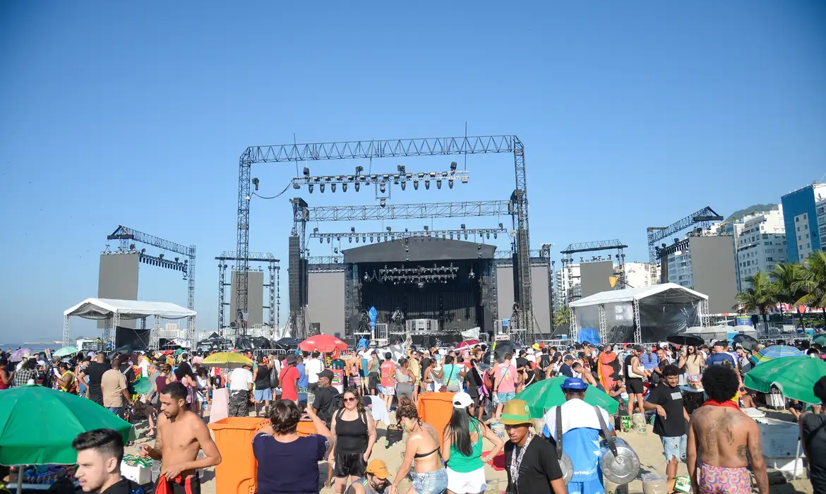 Fãs se aglomeram desde a manhã em frente a palco do show da Madonna