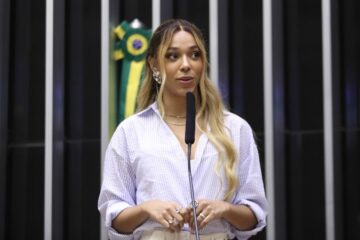 Erika Hilton processa Eduardo Bolsonaro após ser chamada de João