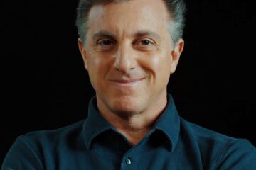 Mulher invade palco e pega Luciano Huck de surpresa com apelo