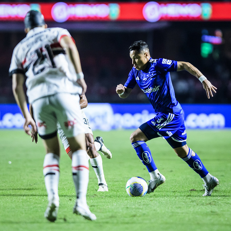 Com jogador expulso, Cruzeiro se desorganiza e é superado pelo São Paulo