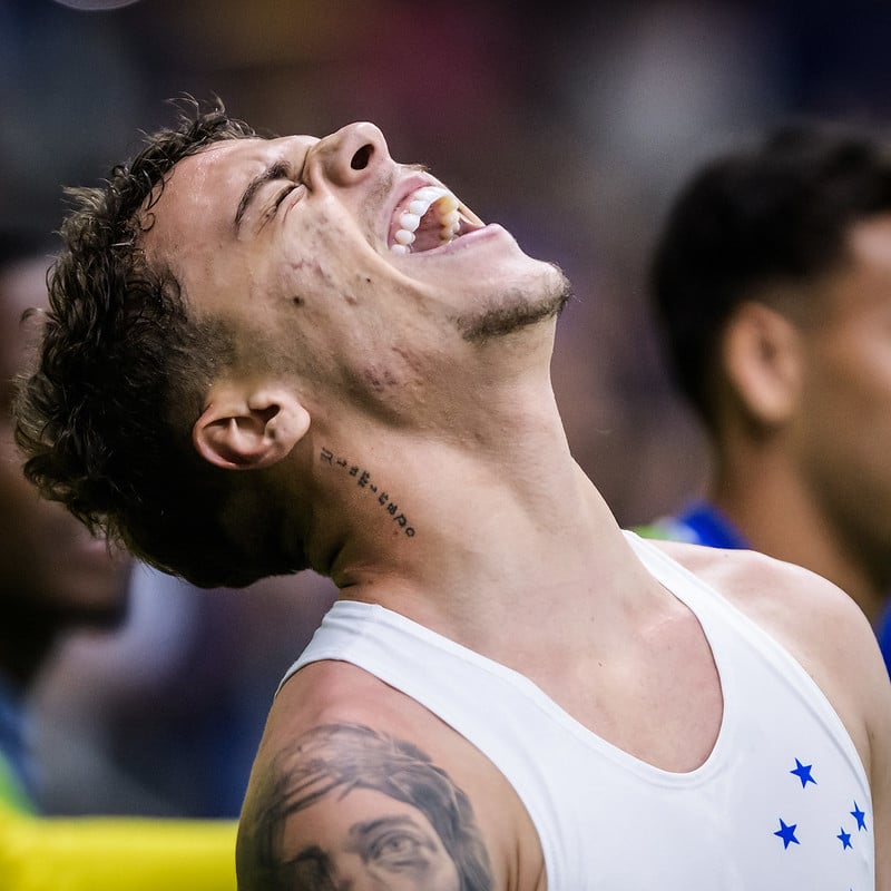 Cruzeiro bate Athletico-PR, mantém 100% em casa e volta ao G-6 do Brasileiro
