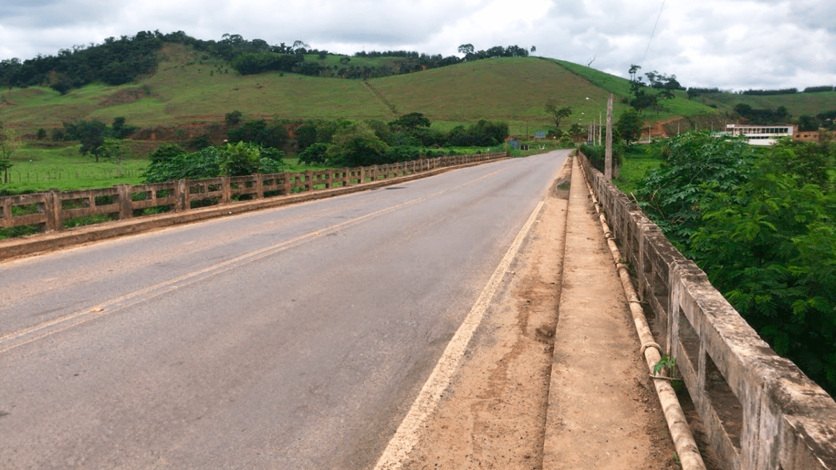 MG-133, na Zona da Mata, tem ponte liberada para passagem de qualquer tipo de veículo