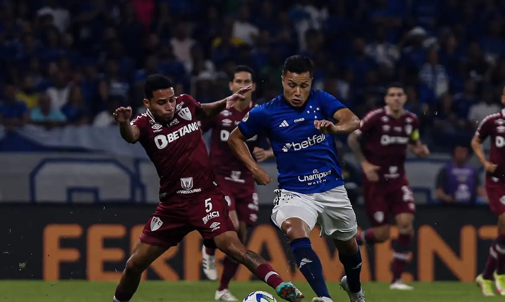 Com retorno de Matheus Pereira, Cruzeiro recebe o Fluminense pelo Brasileirão; Rádio Caraça transmite a partida