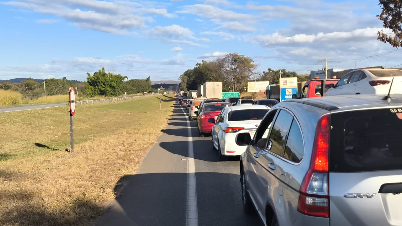 Trânsito intenso nas rodovias na volta do feriado em Minas Gerais