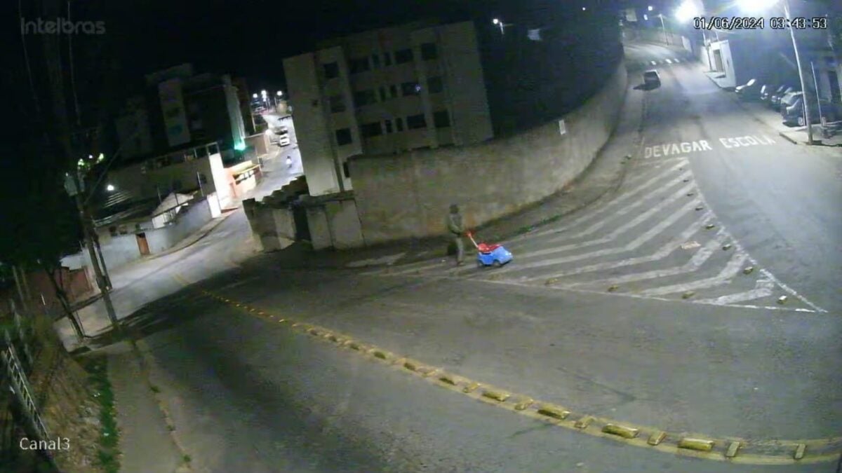 Bandidos são flagrados furtando carrinho de bebê e casinha de cachorro em Itabira; assista