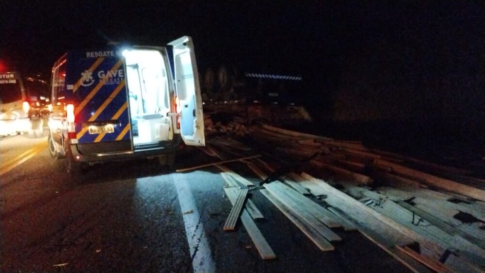 Homem morre após caminhão carregado com madeira tombar na BR-381, em Nova Era