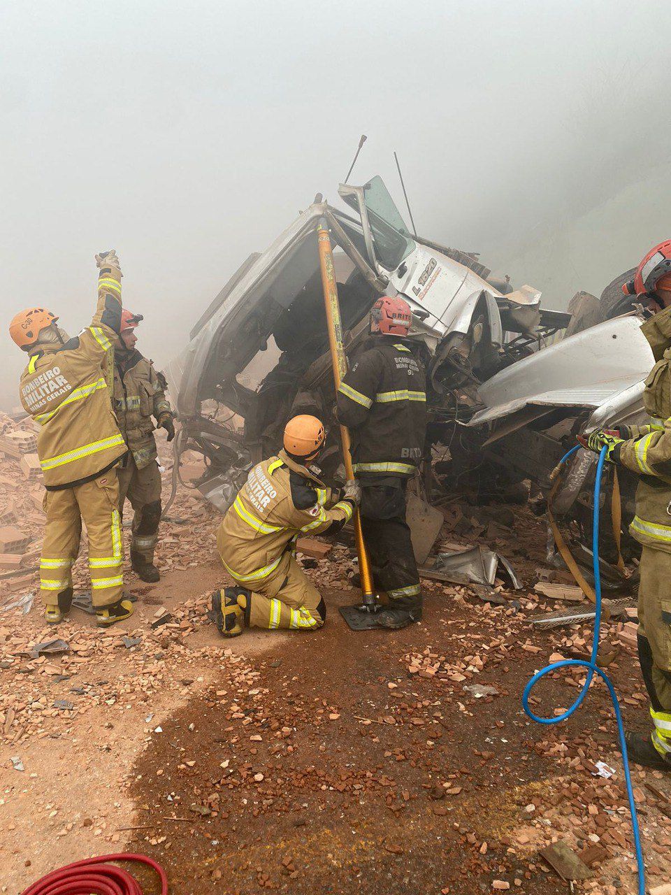 BR-262: acidente entre dois caminhões carregados com tijolos deixa um motorista morto e outro em estado grave