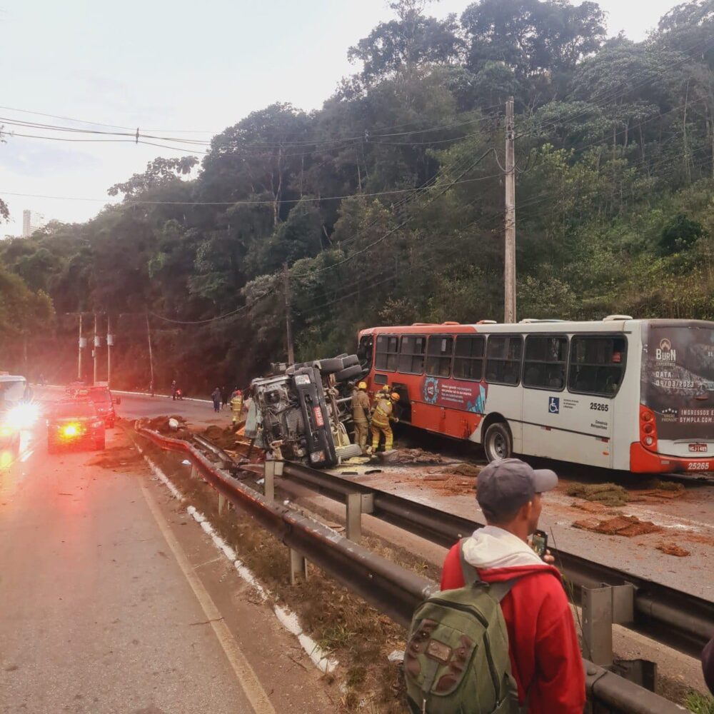 Batida entre ônibus e carreta deixa feridos e fecha a rodovia MG-030, em Nova Lima