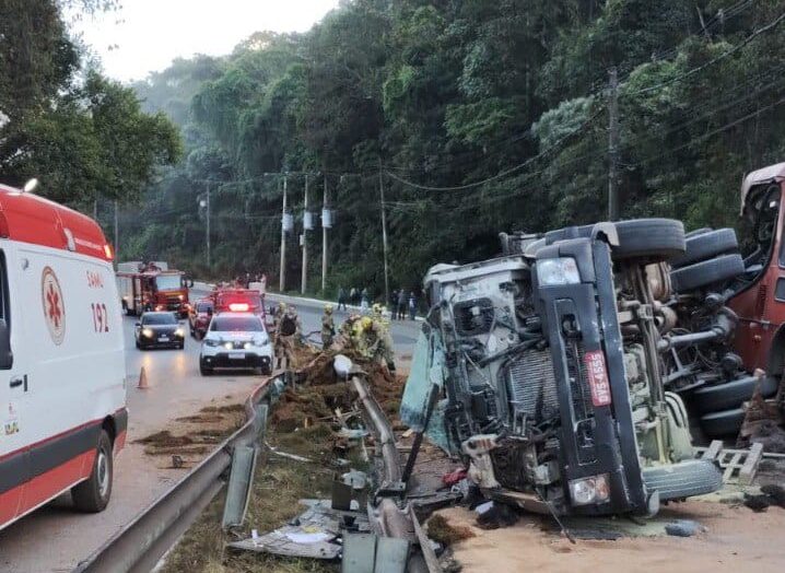 Batida entre ônibus e carreta deixa feridos e fecha a rodovia MG-030, em Nova Lima