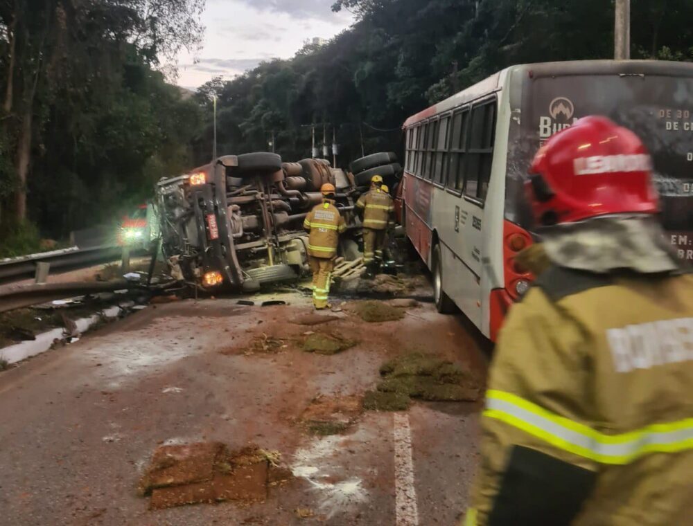 Mulher entra em trabalho de parto em congestionamento causado pelo acidente na MG-030