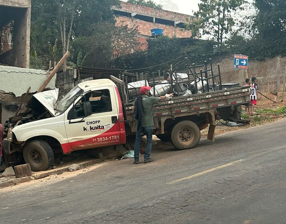 Caminhão perde o freio e bate contra o muro de uma casa no bairro Abóboras, em Itabira