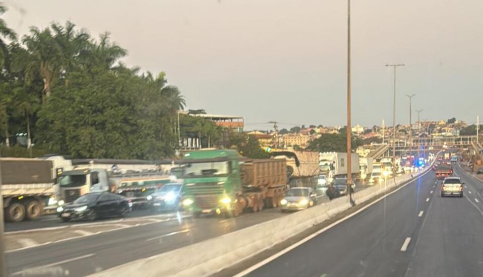 Recapeamento da BR-381 volta a causar congestionamento na saída e chegada de Belo Horizonte