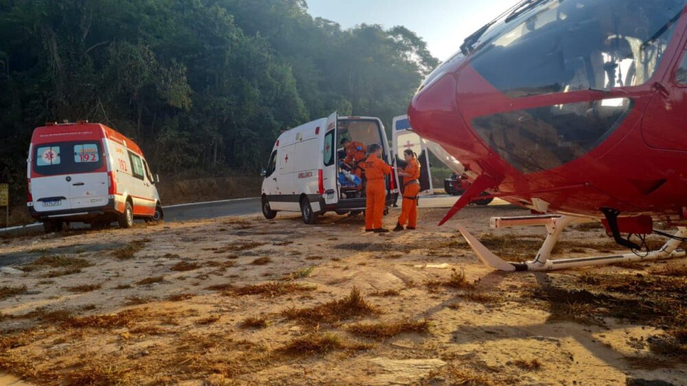 BR-262: caminhão cai em rio e motorista fica preso na cabine com água "até o pescoço"