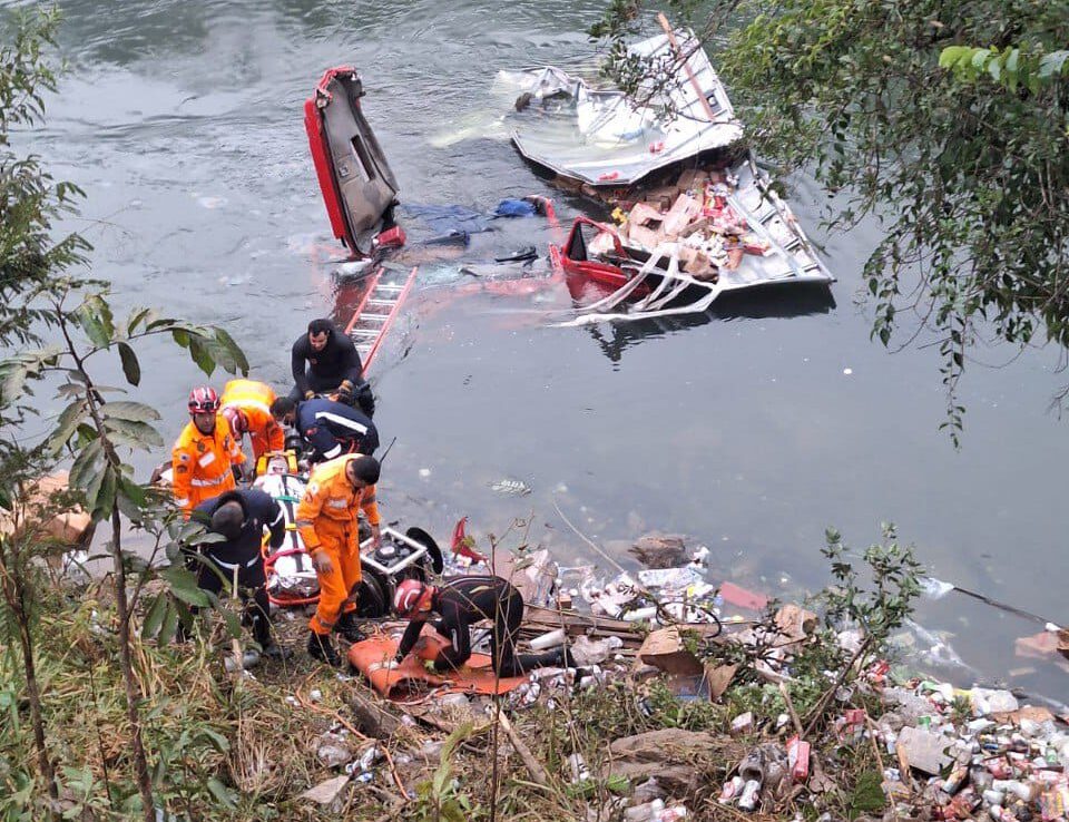 BR-262: caminhão cai em rio e motorista fica preso às ferragens da cabine com água “até o pescoço”