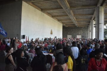 Servidores da Educação de Minas Gerais realizam assembleia por indicativo de greve