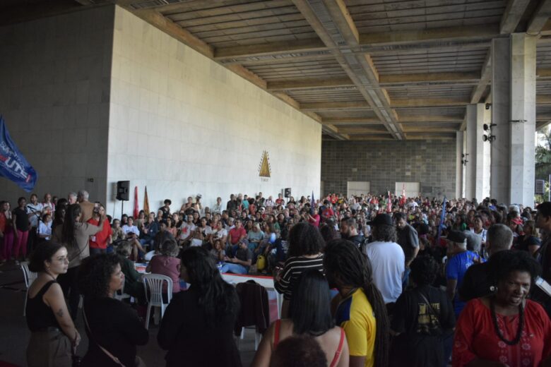 Servidores da Educação de Minas Gerais realizam assembleia por indicativo de greve