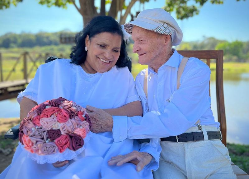 Idoso de 100 anos ganha ensaio fotográfico de pré-casamento; confira