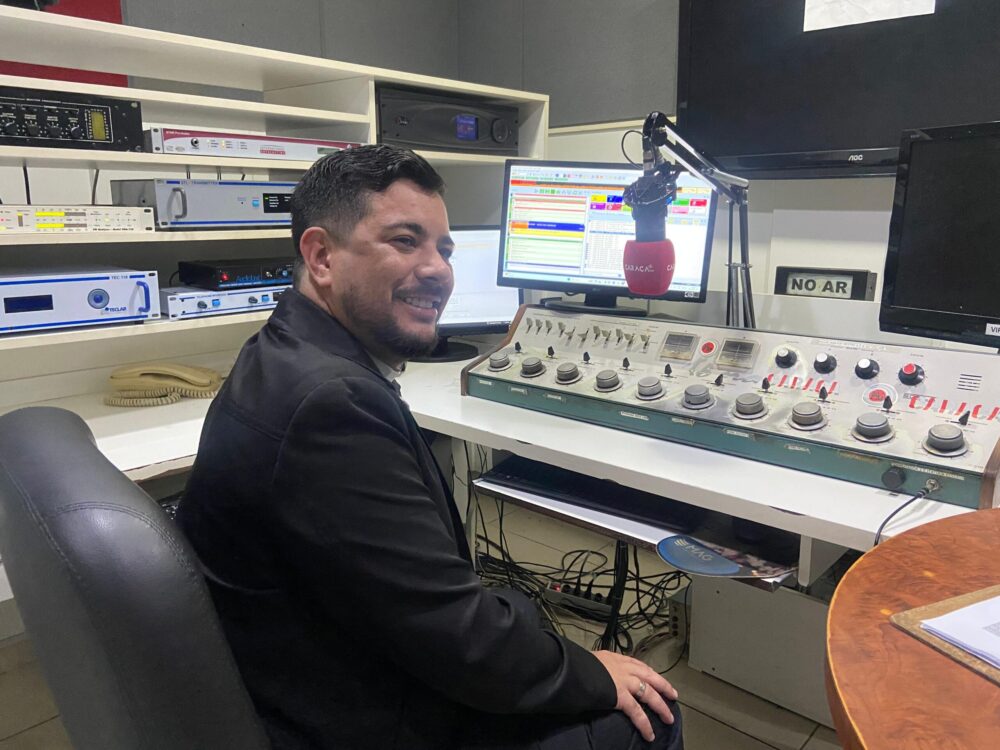 Padre Anderson Ferreira estreia programa "Abraço de Pai" na Rádio Caraça FM; saiba mais