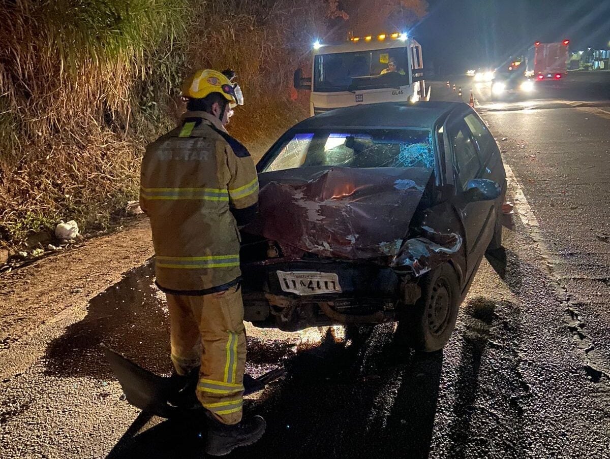Acidente na BR-040 entre dois veículos deixa três vítimas com ferimentos leves