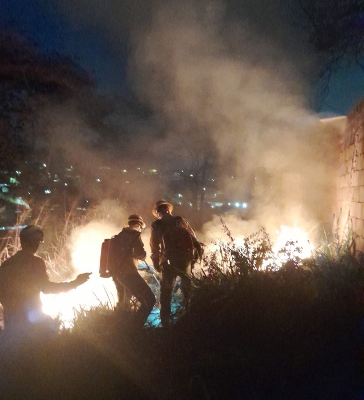 Mais fogo: incêndio destrói área próximo à linha férrea do bairro São Bento, em Itabira