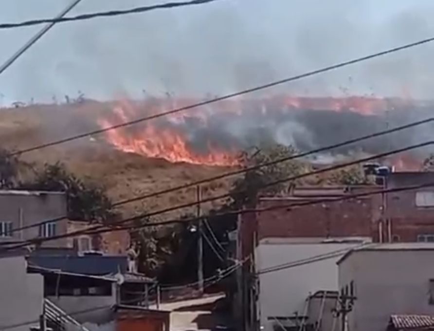 Mais um incêndio: fogo atinge área de vegetação no bairro Hamilton, em Itabira