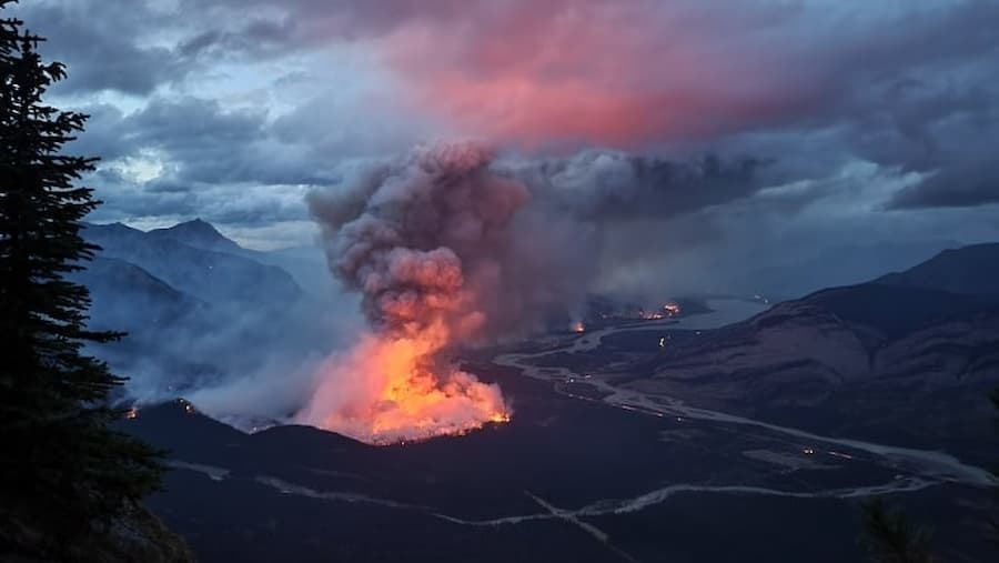 Incêndios florestais deslocam 25 mil pessoas no Canadá