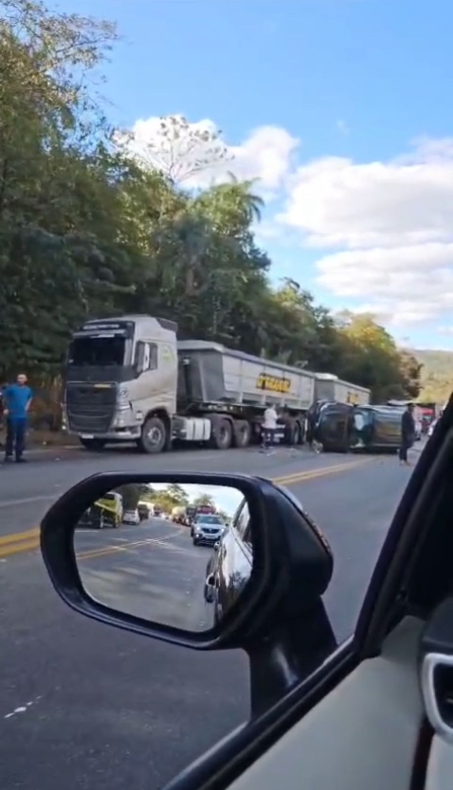 BR-381: acidente grave com vítima entre carro e caminhão interdita dois sentidos da via