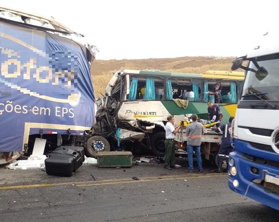 Sobe para quatro o número de mortos no acidente entre carreta e ônibus da Gontijo