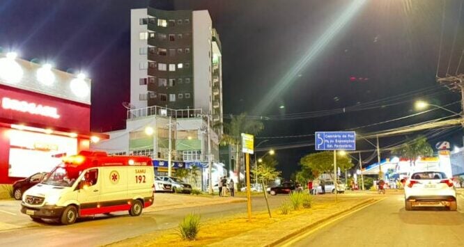 Carro e motocicleta se envolvem em acidente no bairro Esplanada da Estação, em Itabira