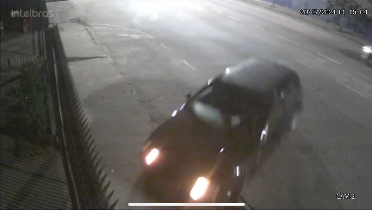 Motorista perde controle de veículo, destrói portão da Distribuidora Itabirana e foge na avenida Ipiranga