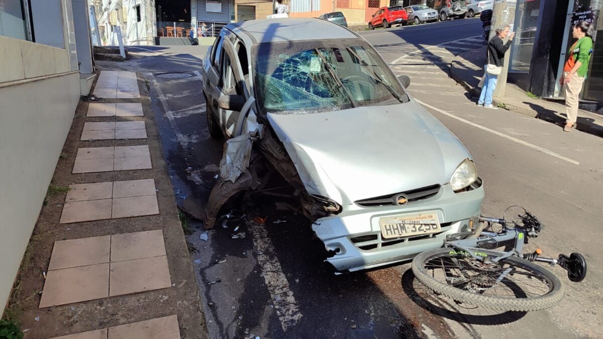 Carro perde freio e colide contra bicicleta no Centro de Itabira