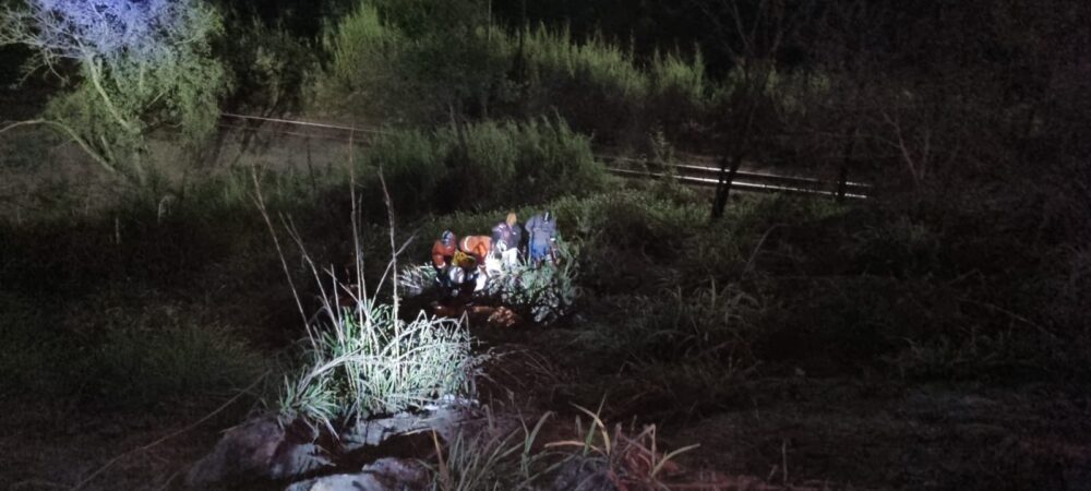 Motociclista cai em ribanceira de 15 metros na Estrada do Forninho, em João Monlevade