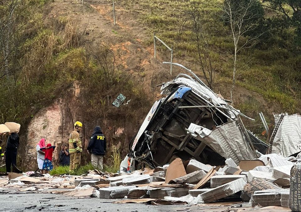 Ao menos uma pessoa morreu em acidente entre carreta, ônibus e carro na BR-116