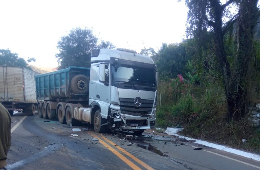 Acidente ente carro e carreta deixa um ferido na MGC-120, em Santa Maria de Itabira