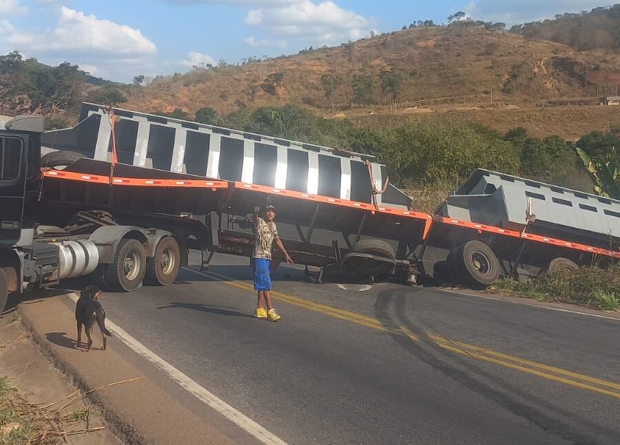 Acidente com carreta que transportava peças de aço interdita os dois sentidos da BR-381, em Nova Era